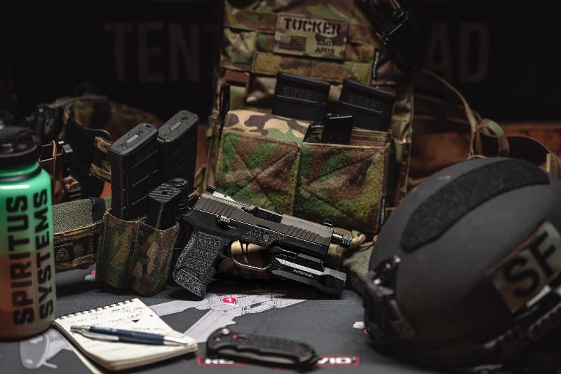 airsoft tactical plate carrier with gun and magazines and helmet